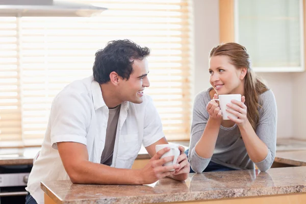 Couple enjoying coffee in the kitchen together — Zdjęcie stockowe