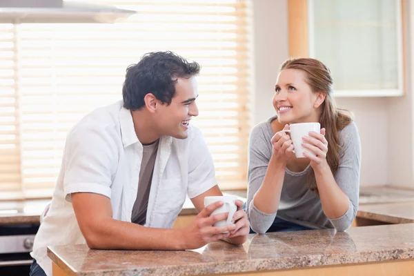 Cheerful couple having coffee together — Zdjęcie stockowe
