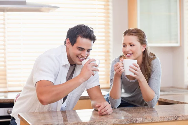 キッチンでお茶を持っているカップル — ストック写真