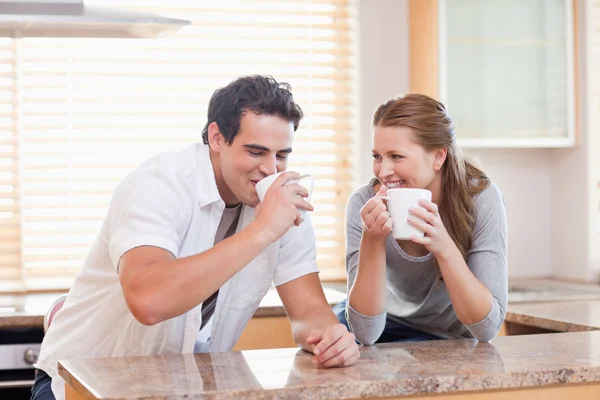 Couple boire du thé dans la cuisine — Photo