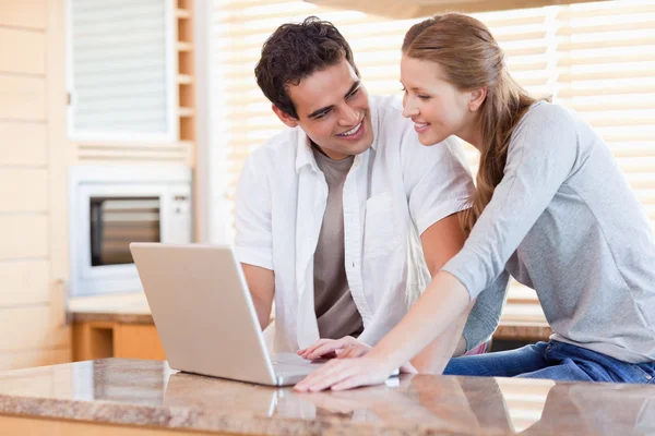 Couple with laptop in the kitchen — Stock Photo, Image