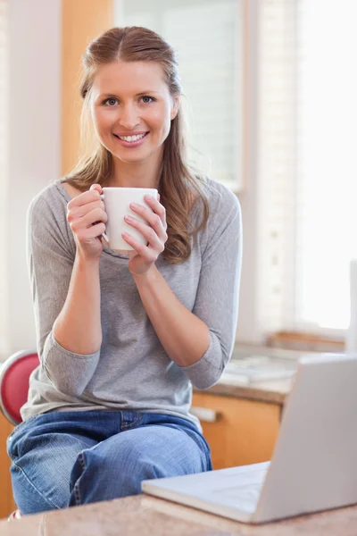 Mujer sonriente disfrutando del café — Foto de Stock