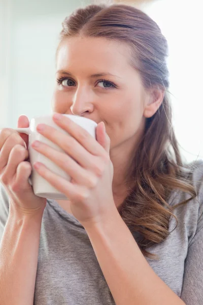 Nahaufnahme einer Frau, die Kaffee genießt — Stockfoto
