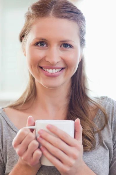 Bir fincan kahve ile gülümseyen kadın kapatmak — Stok fotoğraf