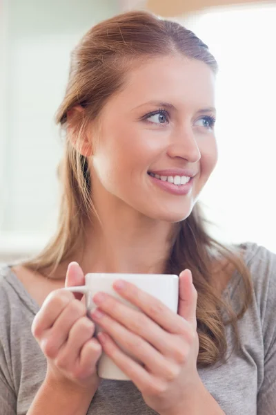 Закройте улыбчивую женщину чашкой чая — стоковое фото
