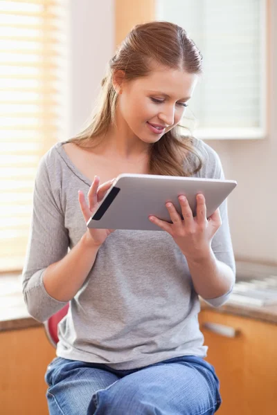 Woman with tablet in the kitchen — Stock Photo, Image
