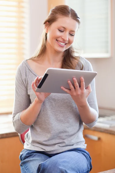 Smiling woman with tablet in the kitchen — Stock Photo, Image