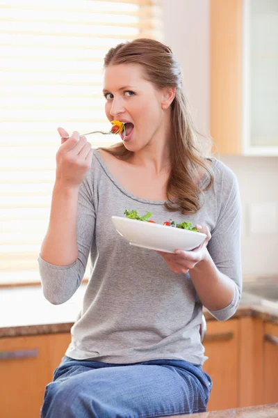 Mujer disfrutando de la ensalada —  Fotos de Stock