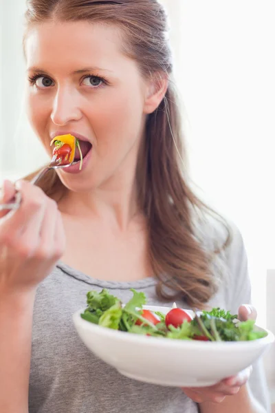Κοντινό πλάνο της γυναίκας που τρώει σαλάτα — Φωτογραφία Αρχείου