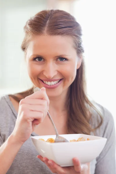 Κοντινό πλάνο γυναίκα τρώει δημητριακά — Φωτογραφία Αρχείου
