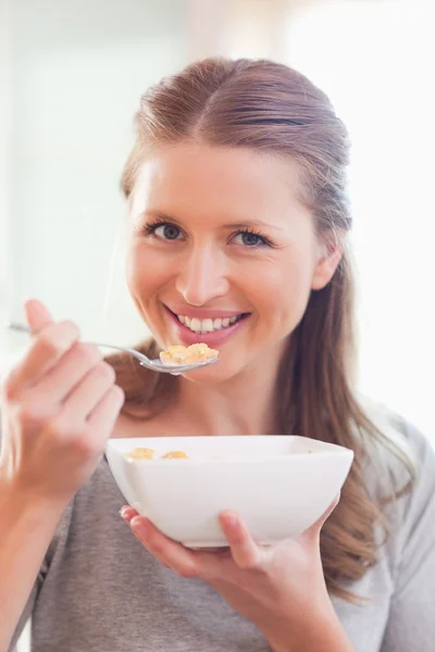 Nahaufnahme einer lächelnden Frau beim Frühstück — Stockfoto