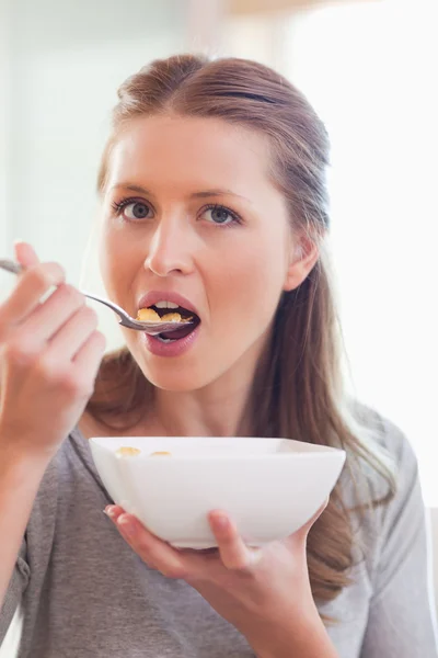 Primo piano della donna con cereali — Foto Stock