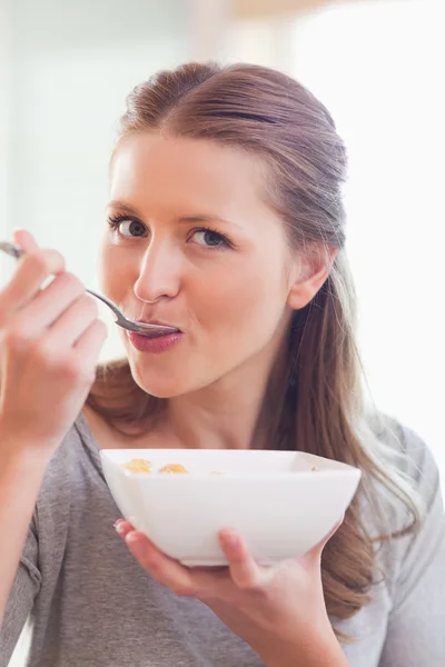 Närbild på kvinna med spannmål för frukost — Stockfoto