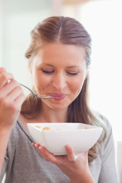Κοντινό πλάνο γυναίκα τρώει δημητριακά — Φωτογραφία Αρχείου