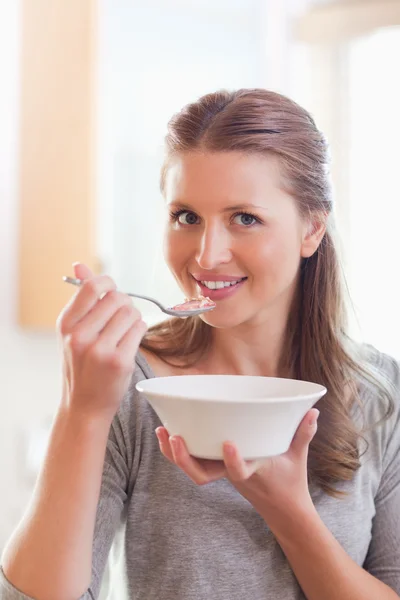 Mujer tomando cereales para desayunar —  Fotos de Stock