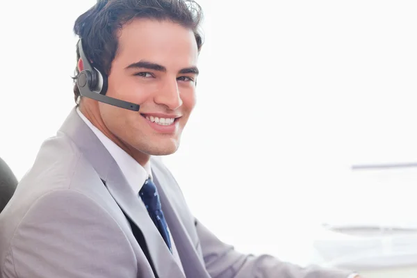 Vista lateral del hombre de negocios sonriente con auriculares —  Fotos de Stock