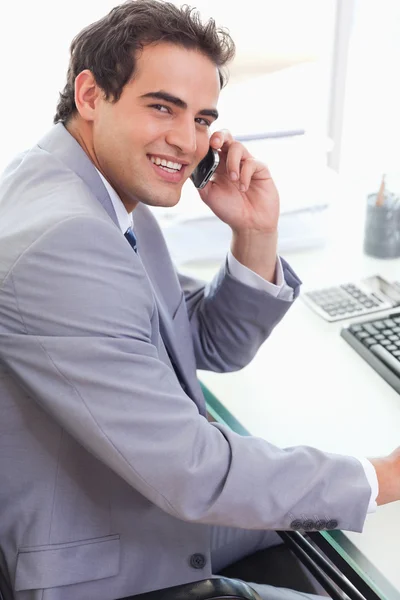 Vista lateral del hombre de negocios hablando en su teléfono celular —  Fotos de Stock