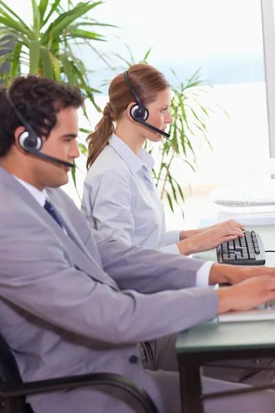 Call-Center-Agenten arbeiten nebeneinander — Stockfoto