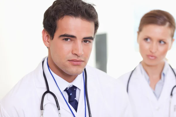 Asistent lékaři stojící vedle sebe — Stock fotografie