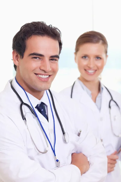 Equipo médico sonriente de pie uno al lado del otro — Foto de Stock