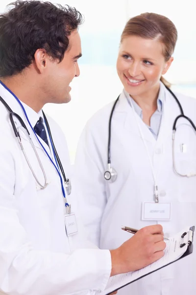 Medische assistenten met patiëntendossier — Stockfoto