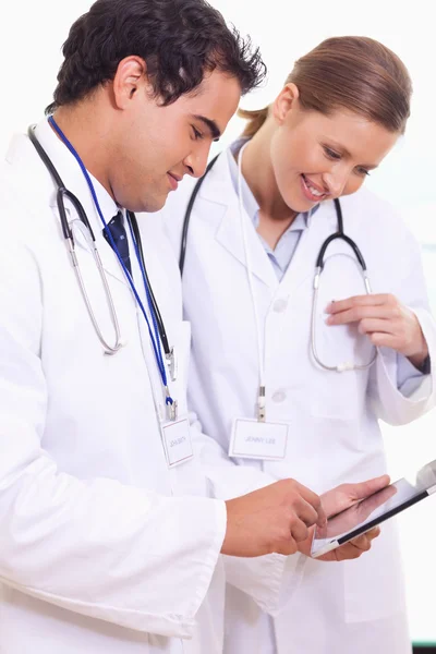 Giovani assistenti medici che utilizzano tablet — Foto Stock