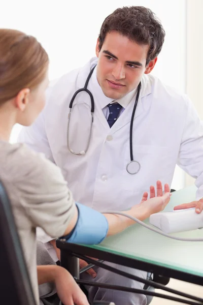 Dottore parlando con la sua paziente della sua pressione sanguigna — Foto Stock