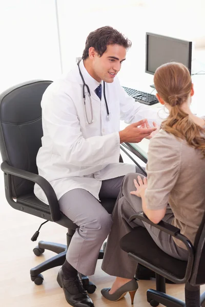 Dottore parlando con il suo paziente — Foto Stock