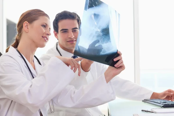 Läkare talar om en röntgenbild — Stockfoto