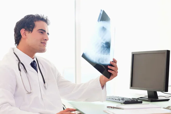 医生正在看X光 — 图库照片