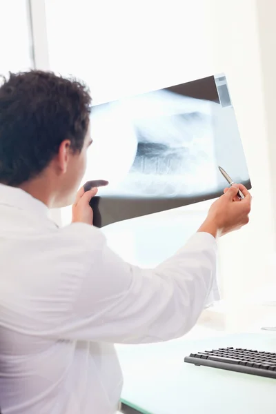 Vista posterior del médico con una radiografía —  Fotos de Stock
