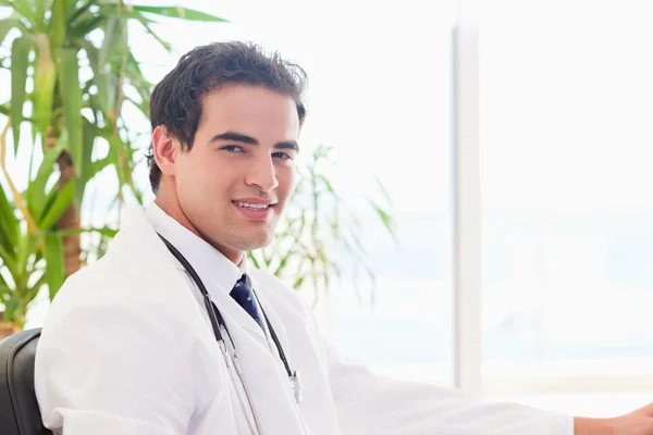 Widok z boku uśmiechający się lekarza — Zdjęcie stockowe