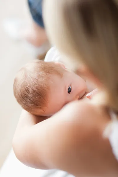 视图得到母乳喂养的宝宝的上方 — 图库照片