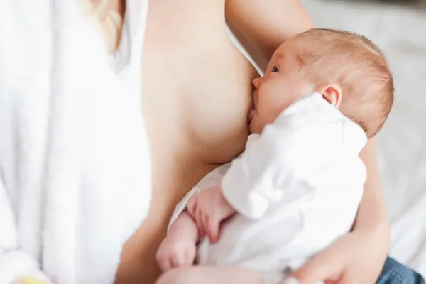 Mutter säugt ihr Neugeborenes — Stockfoto
