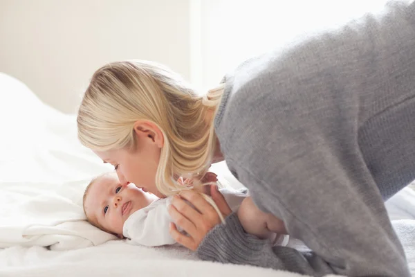 Mama kuschelt mit ihrem Baby — Stockfoto