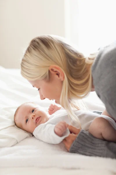 Liebevolle Mama kuschelt ihr Neugeborenes — Stockfoto