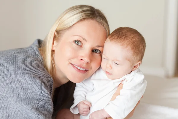 Matka ji držel novorozence uzavření — Stock fotografie