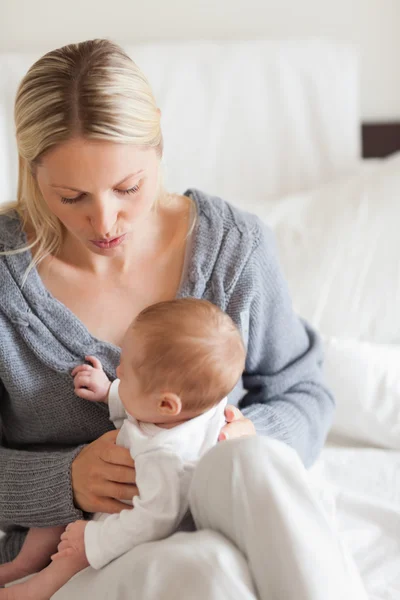 Affettuosa madre con neonato in grembo — Foto Stock