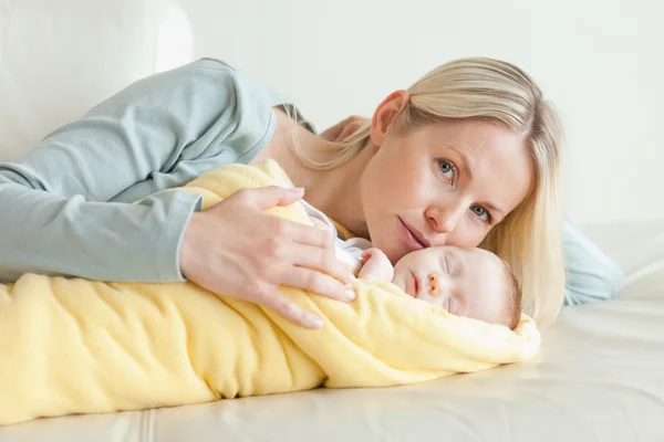 Mãe relaxante ao lado de seu bebê — Fotografia de Stock