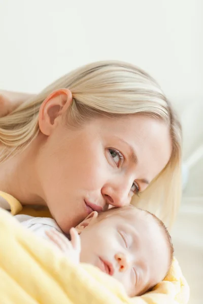 Krásná matka líbat své spící dítě — Stock fotografie