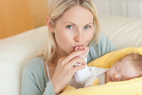 Mother enjoys being with her baby — Stock Photo, Image