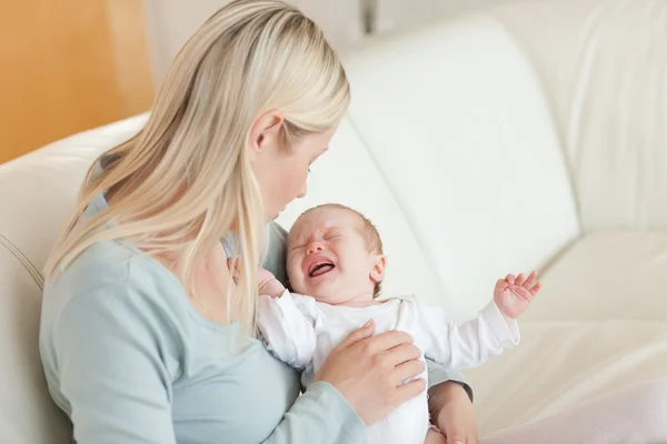 Mother trying to calm her baby — Stock Photo, Image