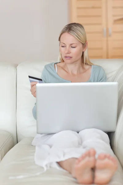 Mulher inserindo suas informações de cartão de crédito — Fotografia de Stock