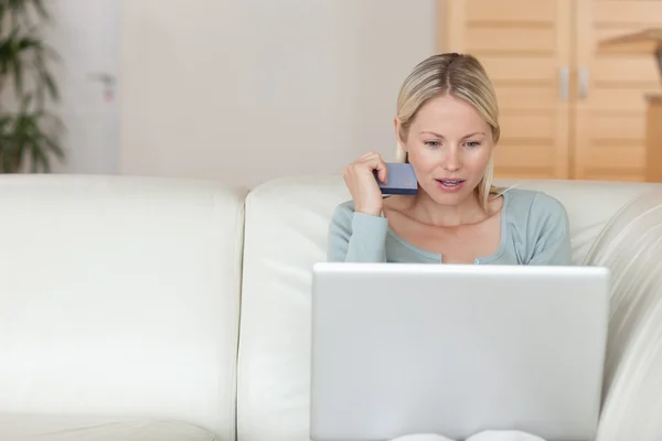Женщина, использующая кредитную карту, чтобы забронировать билет онлайн — стоковое фото