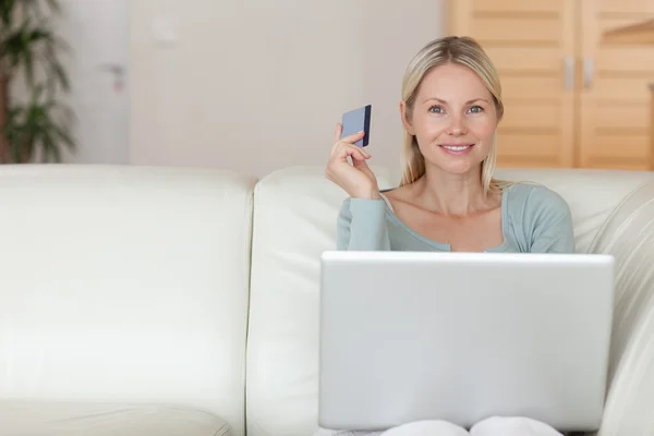 stock image Woman on the couch booking holidays online