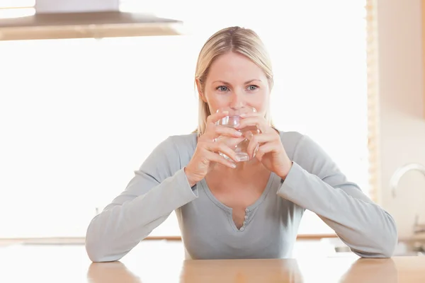Vrouw met een slokje water — Stockfoto