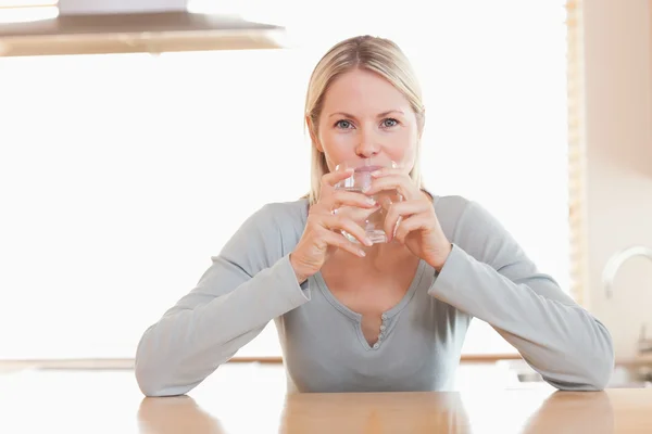 Frau genießt einen Schluck Wasser — Stockfoto