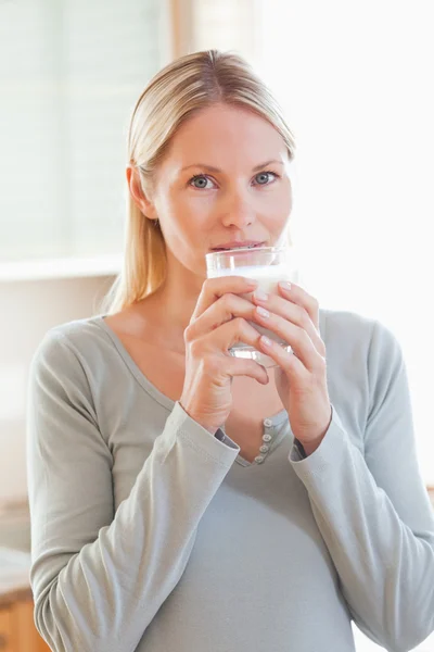 Mulher beber um pouco de água — Fotografia de Stock