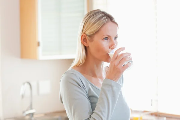 Mulher na cozinha bebendo um pouco de água — Fotografia de Stock