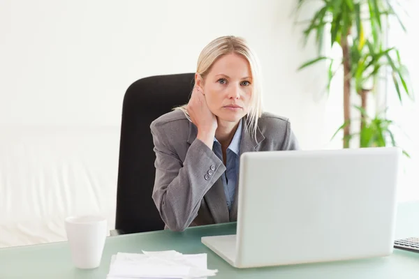 Geschäftsfrau sitzt hinter ihrem Schreibtisch — Stockfoto